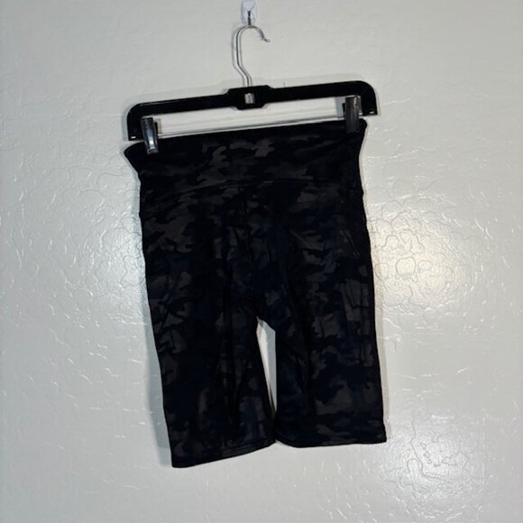 Spanx Faux Leather Bike Shorts Womens Medium Glossy Camo 9.5" Compression - Picture 5 of 5